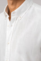 Close up details of the structured button down collar and breathable cotton linen fabric weave on a Cauzeway casual white shirt.